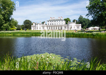 Frogmore House und Gärten über Frogmore See, Park, Windsor, Berkshire, England, Vereinigtes Königreich Stockfoto