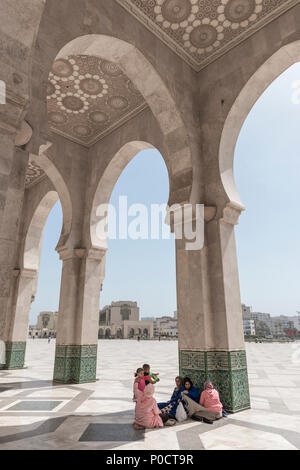 Eine Gruppe von Muslimen in der Laube sitzen, Hassan-II.-Moschee, die Grande Mosquée Hassan II., der maurischen Architektur, Casablanca Stockfoto