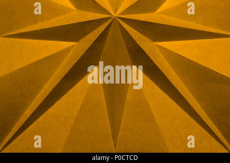 Orange, Citrus PANTONE 14-0955, Origami, gefaltetes Papier Textur, einer Farbe, einer Farbe, Nahaufnahme, Makro Zusammenfassung, kantiges Design Element. Stockfoto