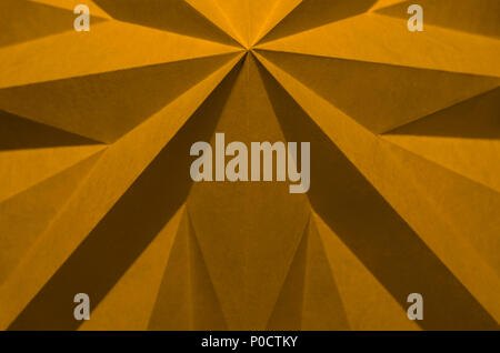 Orange, Citrus PANTONE 14-0955, Origami, gefaltetes Papier Textur, einer Farbe, einer Farbe, Nahaufnahme, Makro Zusammenfassung, kantiges Design Element. Stockfoto