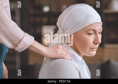 7/8 Schuß von Frau Unterstützung von Kranken umgekippt reife Mutter in das Halstuch Stockfoto