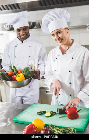 Lächelnd multikulturellen Köche kochen im Restaurant Küche Stockfoto
