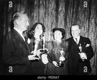 Beschreibung: Die 16. Academy Awards/1944. Paul Lukas, bester Schauspieler für 'Watch auf dem Rhein". Jennifer Jones, Beste Hauptdarstellerin für "Das Lied von Bernadette". Katina Paxinou, beste Schauspielerin in einer Nebenrolle für "Wem die Glocken schlägt". Charles Coburn, bester Schauspieler in einer Nebenrolle für "je mehr desto besser". Jahr: 1944. Stars: PAUL LUKAS; CHARLES COBURN; KATINA PAXINOU; Jennifer Jones. Stockfoto