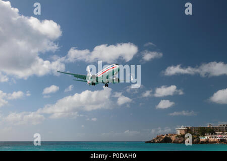 Philipsburg, Saint-Martin-Jan 05, 2015: Passagierflugzeug führt zur Landung der tropischen Insel. Stockfoto