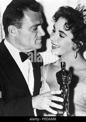 Beschreibung: 29 Academy Awards (1957). Mike ebenso beteiligt wie am erhält die beste motion picture Award für "In 80 Tagen um die Welt". Elizabeth Taylor begleitet ihn. Jahr: 1957. Stars: MIKE TODD; Elizabeth Taylor. Stockfoto