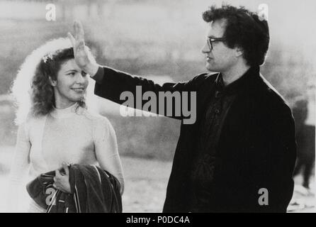 Original Film Titel: DER HIMMEL ÜBER BERLIN. Englischer Titel: FLÜGEL DER SEHNSUCHT. Regisseur: WIM WENDERS. Jahr: 1987. Stars: WIM WENDERS; Solveig Dommartin. Quelle: Westdeutscher Rundfunk/Album Stockfoto