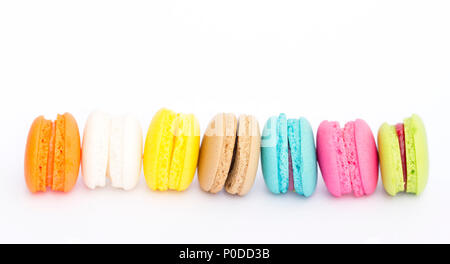 Bunte macarons Linie auf weißem Hintergrund Stockfoto