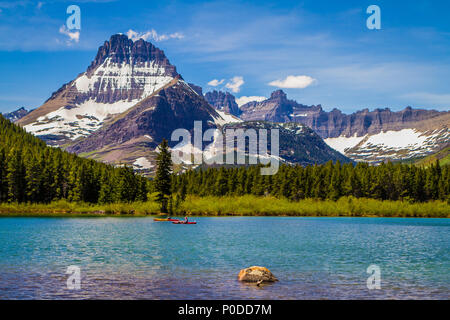 Zwei Kajakfahrer auf swiftcurrent Lake im Glacier National Park in Montana Stockfoto