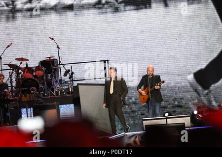 Neapel, Italien. 08 Juni, 2018. (L) Massimo Ranieri und Giuliano Sangiorgi (R) während der PINO È das größte Live Tribut der Italienischen Musik zu Pino Daniele Credit: Paola Visone/Pacific Press/Alamy leben Nachrichten Stockfoto