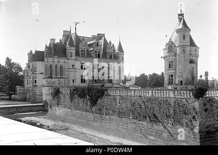 . Le Grand Balcon de la Fassade est avec ses reconstruit pilastres balustres et de Pierre. Au Premier Plan, Les douves sind creusées et consolidées. Architecte: Félix Roguet, Schüler d'Eugène Viollet-le-Duc. Période: 1866 à 1878. . Englisch: Château de Chenonceau, Norden Aspekt. Français: Fassade Nord du Château de Chenonceau. Vor 1878 21 Chenonceau 1866-1878 (05) Stockfoto