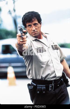 Original Film Titel: COP LAND. Englischer Titel: COP LAND. Regisseur: James Mangold. Jahr: 1997. Stars: Sylvester Stallone. Copyright: nur redaktionell Innen verwenden. Dies ist eine öffentlich verteilten Handzettel. Zugriffsrechte nur, keine Lizenz des Urheberrechts zur Verfügung gestellt. Vorgeschriebene Genehmigung zu Visual Symbol (www.visual-icon.com) Für die Reproduktion des Bildes erforderlich ist. Credit: MIRAMAX/EMERSON, SAM/Album Stockfoto