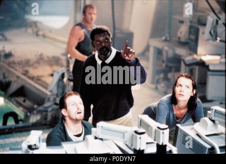 Original Film Titel: DEEP BLUE SEA. Englischer Titel: DEEP BLUE SEA. Regisseur: Renny Harlin. Jahr: 1999. Stars: MICHAEL RAPAPORT; Samuel L. Jackson: THOMAS JANE, Saffron Burrows. Quelle: WARNER BROS. Bilder/WALLACE, MERIE W./Album Stockfoto