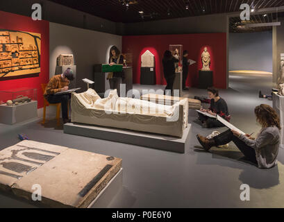 Bordeaux, Gironde, Aquitanien, Frankreich. Kunst Studenten skizzieren die Nachbildung des Grabes von Eleonore von Aquitanien im Musée d'Aquitaine. ( Stockfoto