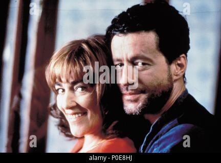 Original Film Titel: ELLES. Englischer Titel: ELLAS. Regisseur: LUIS CALVAO TELES. Jahr: 1997. Stars: Joaquim DE ALMEIDA; Carmen Maura. Credit: SAMSA FILM/ESICMA/Album Stockfoto