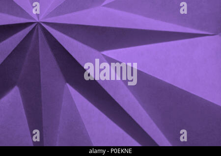 Pantone 2018 Farbe Farbe des Jahres. Ultra Violet; Pantone 18-3838. Lila origami Abstrakt Hintergrund Tapete. Monochrome grafik design Element. Stockfoto