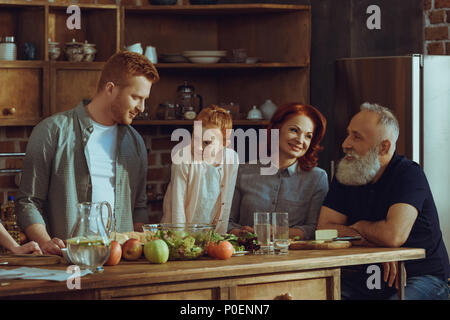 Happy multigeneration Familie kochen Abendessen zusammen zu Hause Stockfoto