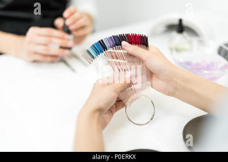 7/8 Schuß von Frau Wahl Nagellack Farbe im Beauty Salon Stockfoto