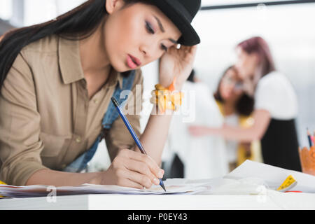 Portrait der fokussierten Fashion Designer arbeiten in der Skizze in der Kleidung Design Studio Stockfoto