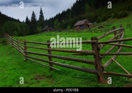 Kleines Dorf in Gorgany Berge. Östlichen Karpaten, Ukraine. Stockfoto