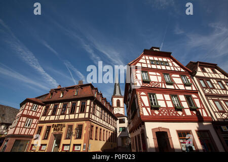 LOHR AM MAIN/Deutschland - Mai 10th, 2012: Altstadt mit Fachwerkhäusern und der St. Michael Kirche unter einem blauen Himmel Stockfoto