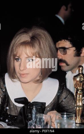 Beschreibung: 41St Academy Awards (1969), Barbra Streisand mit die beste Schauspielerin Award für "Funny Girl". Jahr: 1969. Stars: BARBRA STREISAND. Stockfoto