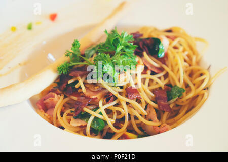 Spaghetti al sugo Pomodoro basilico Stockfoto