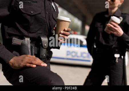 7/8 Schuß von Polizeibeamten in Kaffeepause Stockfoto