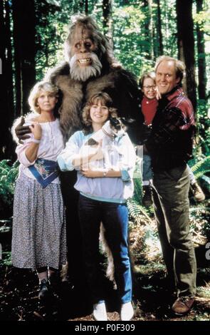 Original Filmtitel: Harry und die HENDERSONS. Englischer Titel: BIGFOOT UND DIE HENDERSONS. Regisseur: WILLIAM LIEBE. Jahr: 1987. Stars: MELINDA DILLON, John LITHGOW. Credit: AMBLIN/Universal/Album Stockfoto