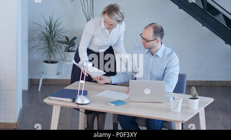 Business Leute treffen um den Tisch in modernen Büro Stockfoto