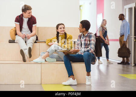 High School Studenten sitzen in der Lounge Zone in der Schule Korridor Stockfoto