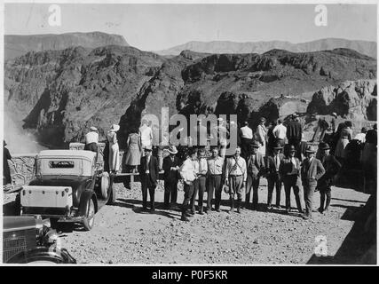 Touristen anzeigen Arbeitsweise bei Hoover Damsite vom Aussichtspunkt am Black Canyon Highway. Durchschnittlich über... - Stockfoto