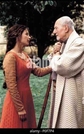 Original Film Titel: ERSTE RITTER. Englischer Titel: ERSTE RITTER. Regisseur: Jerry Zucker. Jahr: 1995. Stars: John GIELGUD; Julia Ormond. Quelle: COLUMBIA TRI STAR/CONNOR, FRANK/Album Stockfoto
