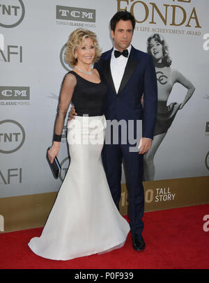 Jane Fonda und Sohn Troy Gareta am Jane Fonda geehrt mit American Film Institute Life Achievement Awards Gala im Dolby Theatre in Los Angeles. a Jane Fonda und Sohn Troy Gareta008 - - - - - - - - - - - - - Red Carpet Event, Vertikal, USA, Filmindustrie, Prominente, Fotografie, Bestof, Kunst, Kultur und Unterhaltung, Topix Prominente Fashion/Vertikal, Besten, Event in Hollywood Leben - Kalifornien, Roter Teppich und backstage, USA, Film, Stars, Film Stars, TV Stars, Musik, Promis, Fotografie, Bestof, Kunst, Kultur und Unterhaltung, Topix, Vertikal, Familie f Stockfoto