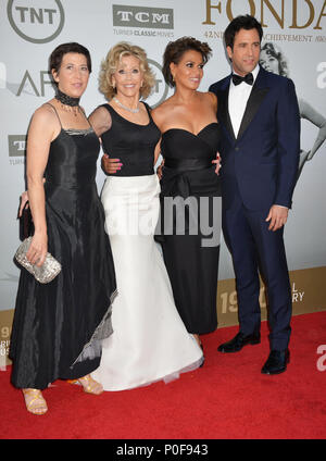 Jane Fonda, Troy Gareta und seine Frau und Vanessa Vadim am Jane Fonda geehrt mit American Film Institute Life Achievement Awards Gala im Dolby Theatre in Los Angeles. a Jane Fonda, Troy Gareta und seine Frau und Vanessa Vadim 009 - - - - - - - - - - - - - Red Carpet Event, Vertikal, USA, Filmindustrie, Prominente, Fotografie, Bestof, Kunst, Kultur und Unterhaltung, Topix Prominente Fashion/Vertikal, Besten, Event in Hollywood Leben - Kalifornien, Roter Teppich und backstage, USA, Film, Stars, Film Stars, TV Stars, Musik, Promis, Fotografie, Bestof, Kunst Kultur Stockfoto