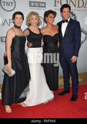 Jane Fonda, Troy Gareta und seine Frau und Vanessa Vadim am Jane Fonda geehrt mit American Film Institute Life Achievement Awards Gala im Dolby Theatre in Los Angeles. a Jane Fonda, Troy Gareta und seine Frau und Vanessa Vadim 010 - - - - - - - - - - - - - Red Carpet Event, Vertikal, USA, Filmindustrie, Prominente, Fotografie, Bestof, Kunst, Kultur und Unterhaltung, Topix Prominente Fashion/Vertikal, Besten, Event in Hollywood Leben - Kalifornien, Roter Teppich und backstage, USA, Film, Stars, Film Stars, TV Stars, Musik, Promis, Fotografie, Bestof, Kunst Kultur Stockfoto