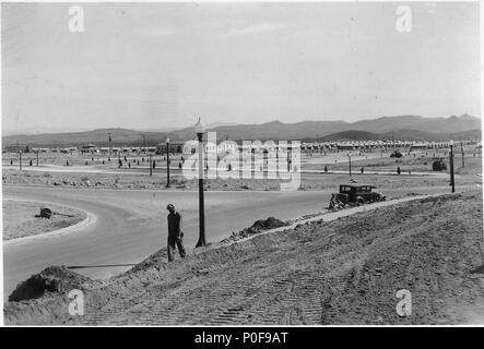 Blick nach Südosten über Boulder City business Abschnitt und Escalante Plaza, Boulder City, Pflanzen und... - Stockfoto