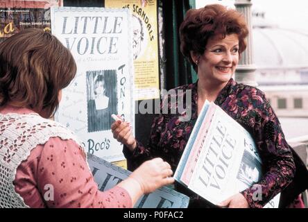 Original Film Titel: kleine Stimme. Englischer Titel: kleine Stimme. Regisseur: Mark Herman. Jahr: 1998. Stars: Brenda Blethyn. Copyright: nur redaktionell Innen verwenden. Dies ist eine öffentlich verteilten Handzettel. Zugriffsrechte nur, keine Lizenz des Urheberrechts zur Verfügung gestellt. Vorgeschriebene Genehmigung zu Visual Symbol (www.visual-icon.com) Für die Reproduktion des Bildes erforderlich ist. Credit: MIRAMAX/JOTH SHAKERLEY,/Album Stockfoto