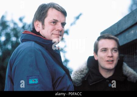 Original Film Titel: kleine Stimme. Englischer Titel: kleine Stimme. Regisseur: Mark Herman. Jahr: 1998. Stars: EWAN MCGREGOR; Mark Herman. Copyright: nur redaktionell Innen verwenden. Dies ist eine öffentlich verteilten Handzettel. Zugriffsrechte nur, keine Lizenz des Urheberrechts zur Verfügung gestellt. Vorgeschriebene Genehmigung zu Visual Symbol (www.visual-icon.com) Für die Reproduktion des Bildes erforderlich ist. Credit: MIRAMAX/JOTH SHAKERLEY,/Album Stockfoto