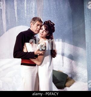 Original Film Titel: UNSER MANN Feuerstein. Englischer Titel: UNSER MANN Feuerstein. Regisseur: DANIEL MANN. Jahr: 1966. Stars: James Coburn; GILA GOLAN. Quelle: 20th Century Fox/Album Stockfoto