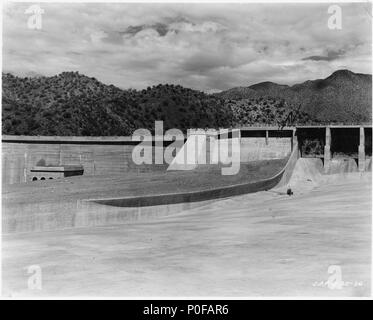 Der Teil der abflußkanal Kanal, der Abflussrinnen und der rechten Wand. - Stockfoto