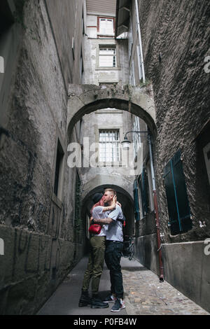 Junges Paar in Liebe auf gemütlichen Gasse in Bern, Schweiz küssen Stockfoto