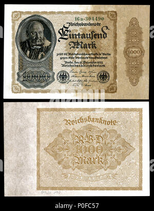 . Englisch: Deutsche Papiermark der Weimarer Republik, nach dem Ersten Weltkrieg hyperinflation Era (1921 - 24). . 1922 (Hinweis), 2015 (Bild). Reichsbankdirektorium Berlin 3 GER-82 a-Reichsbanknote 1000 Mark (1922) Stockfoto