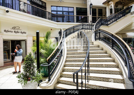 Palm Beach Florida, Worth Avenue, Esplanade, Shopping Shopper Shopper Shop Shops Markt Märkte Marktplatz Kauf Verkauf, Einzelhandel Geschäfte Geschäft Stockfoto