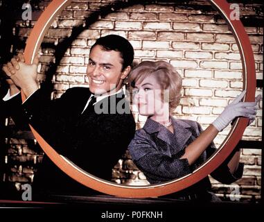 Original Film Titel: der WIDERSTREBENDE DEBÜTANTIN. Englischer Titel: Die WIDERSTREBENDE DEBÜTANTIN. Regisseur: VINCENTE MINNELLI. Jahr: 1958. Stars: JOHN SAXON; SANDRA DEE. Credit: M.G.M/Album Stockfoto