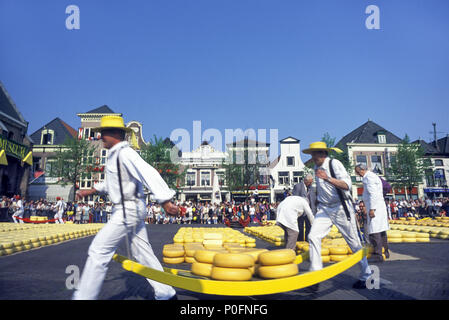 1992 historische Torhüter MIT KÄSE CARRIER FREITAG KÄSEMARKT ALKMAAR HOLLAND Stockfoto