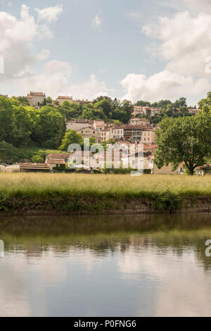 Blick über den Fluss Dronne des hübschen Dorfes von Aubterre-sur-Dronne, Frankreich. Stockfoto