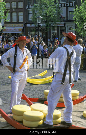 1992 historische Torhüter MIT KÄSE CARRIER FREITAG KÄSEMARKT ALKMAAR HOLLAND Stockfoto