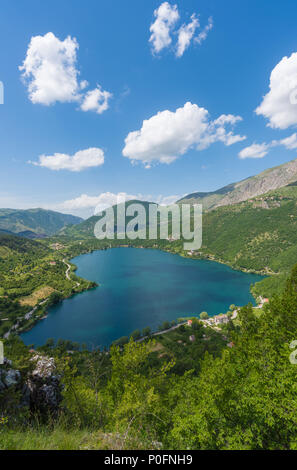 Scanno (L'Aquila, Italien) - Wenn die Natur ist romantisch: Die herzförmigen See auf den Apenninen Bergen, in der Region Abruzzen in Italien Stockfoto