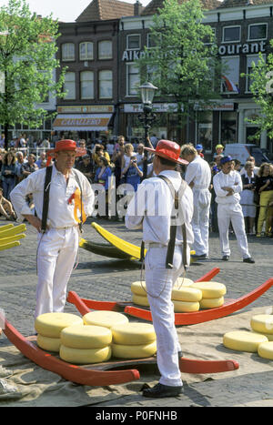 1992 historische Torhüter MIT KÄSE CARRIER FREITAG KÄSEMARKT ALKMAAR HOLLAND Stockfoto