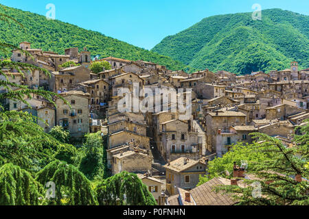 Scanno (L'Aquila, Italien) - Wenn die Natur ist romantisch: Die herzförmigen See auf den Apenninen Bergen, in der Region Abruzzen in Italien Stockfoto